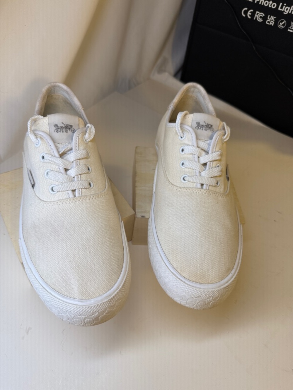 COACH OFF WHITE SNEAKERS U.S 9.5 or EU 40 - Picture 2 of 16